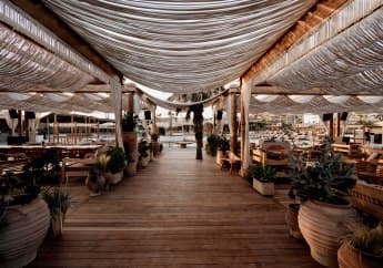 Suites - Luxurious suite with a bathroom, shower, & queen-sized bed for the day.