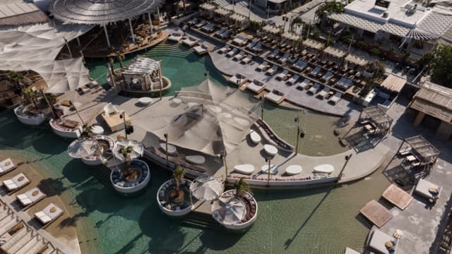 Poolside islands - Centre of the Pool, partly shaded with a private bathroom beneath the Pool (10 Guests).
