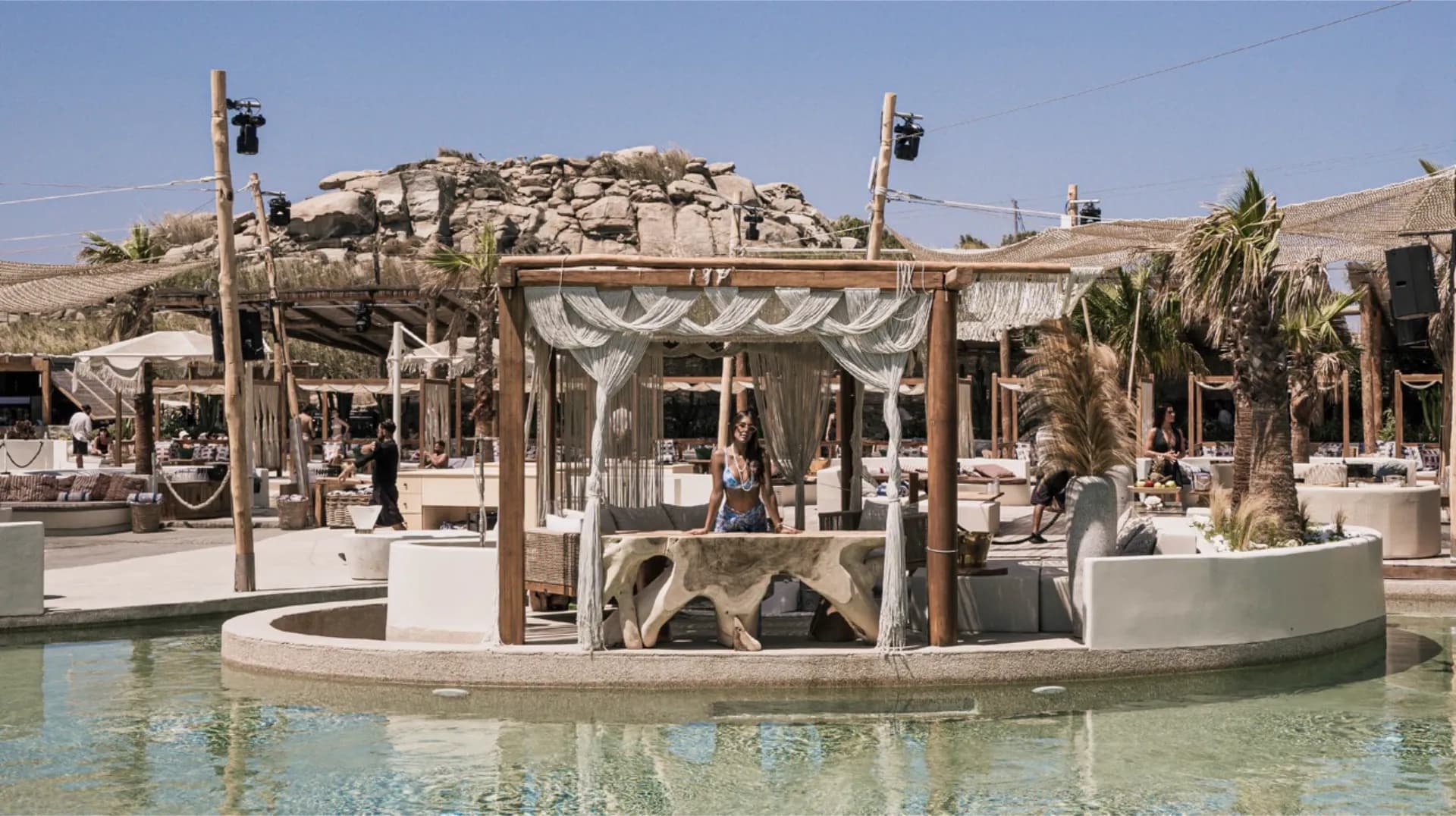 Royal Island - Underwater suite with private butler, private access & shower and W/C, queen-sized bed (up to 20 guests).